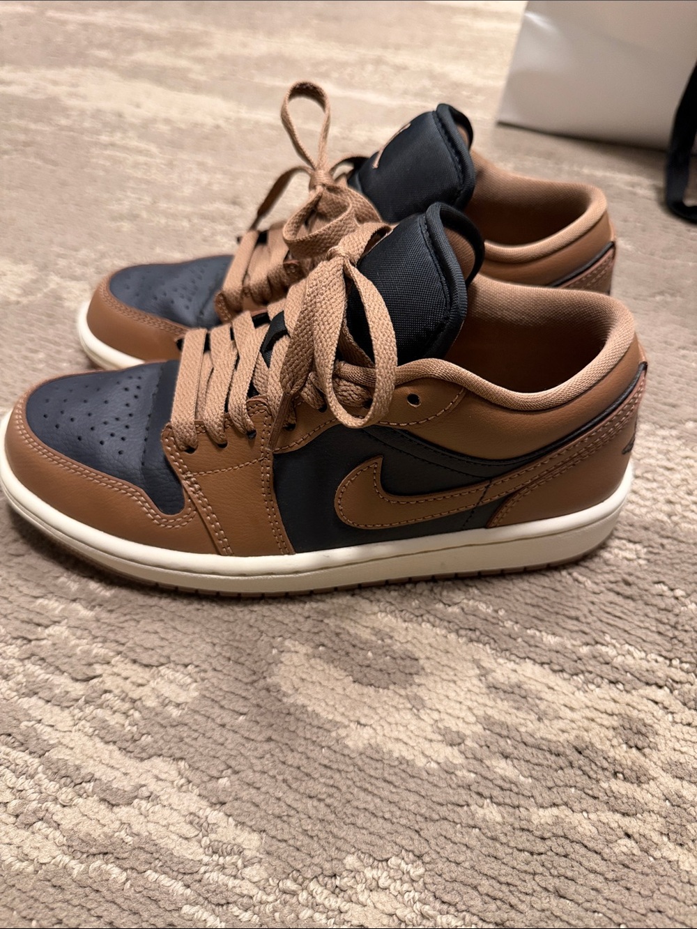 Jordan Low Top Sneakers - Brown/Black